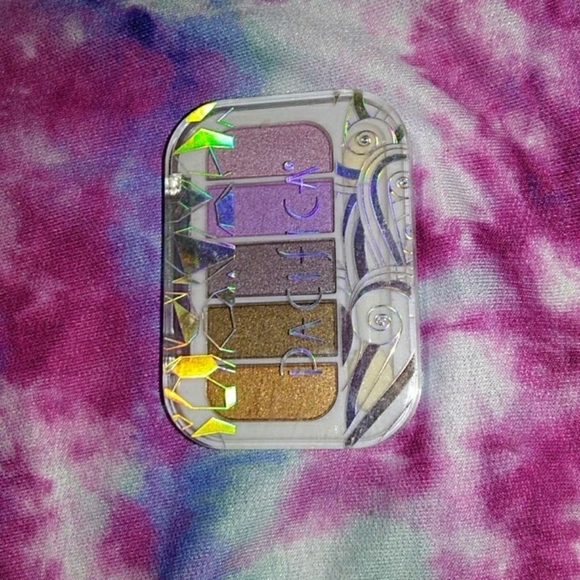 Eyeshadow and liquid highlighter - Picture 2 of 3